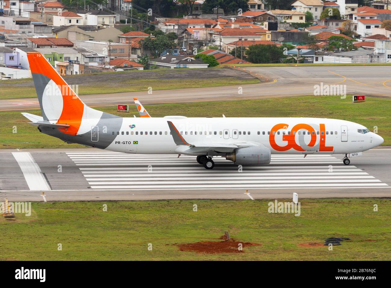 Gol Airlines (Linhas Aéreas) Boeing 737 oltre la soglia di pista dell'aeroporto nazionale Congonhas (CGH / SBSP) a Sao Paulo, Brasile. Aeromobili PR-GTO. Foto Stock