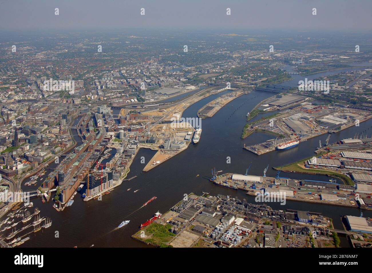 , fiume Norderelbe nel centro di Amburgo, HafenCity con Speicherstadt e Elbe Philharmonic Hall, 05.05.2011, vista aerea, Germania, Amburgo Foto Stock