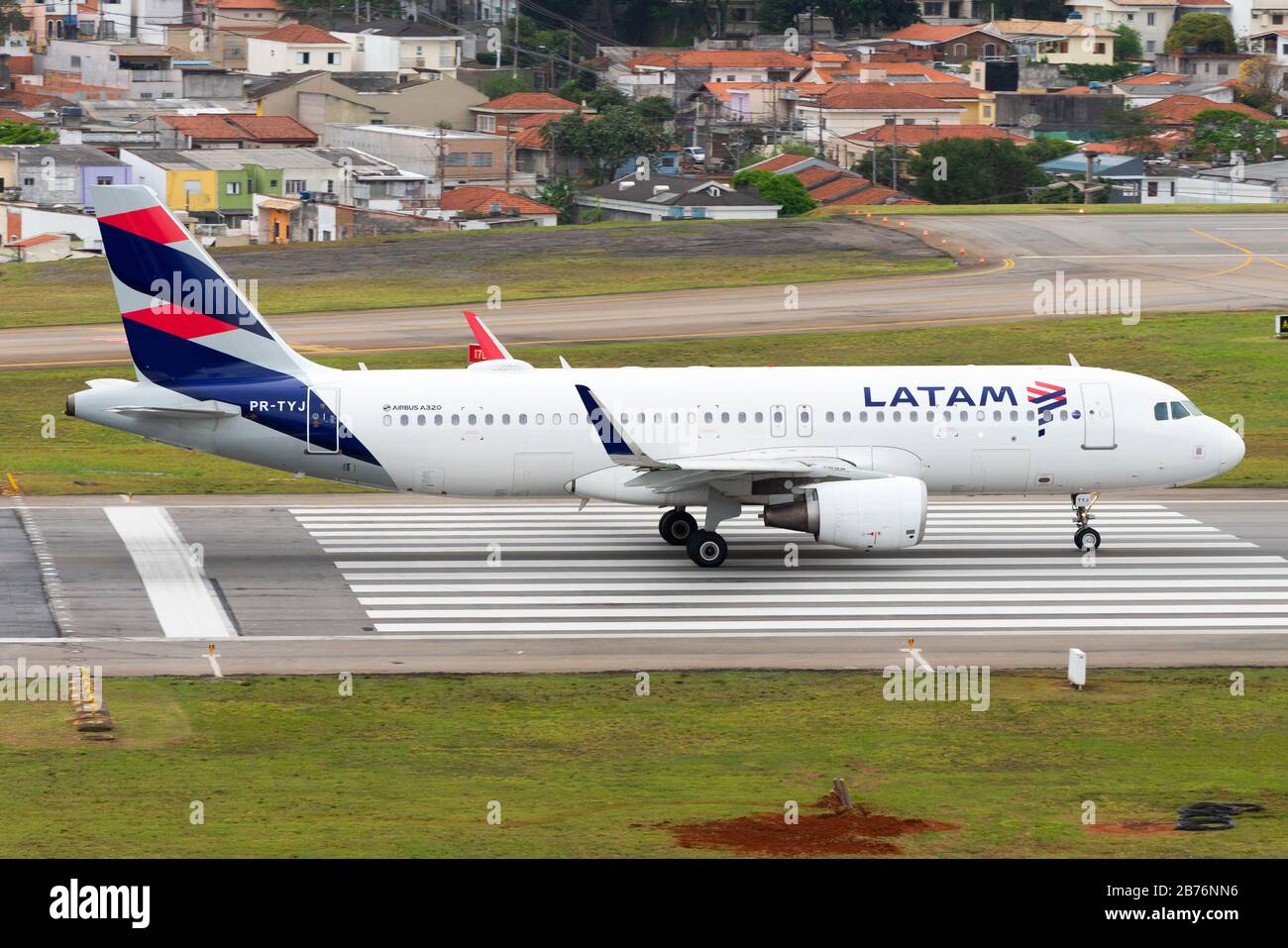 LATAM Airlines Airbus A320 oltre la soglia della pista di Congonhas (CGH / SBSP). Volo nazionale da Sao Paulo, Brasile gestito da PR-TYJ. Foto Stock