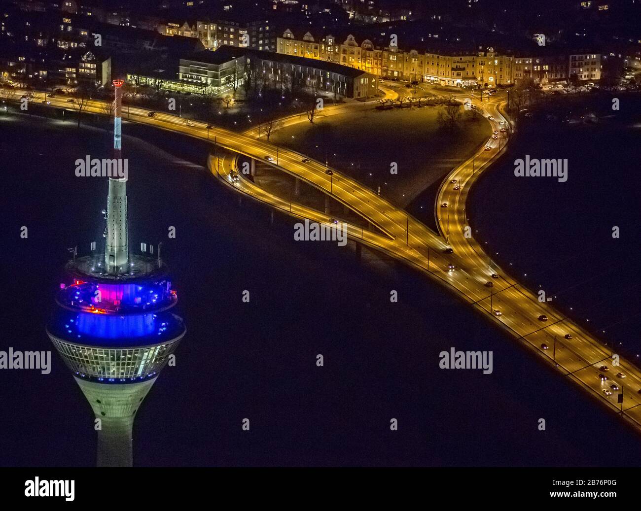 Torre del Reno a Dusseldorf di notte, 13.12.2012, vista aerea, Germania, Nord Reno-Westfalia, basso Reno, Dusseldorf Foto Stock