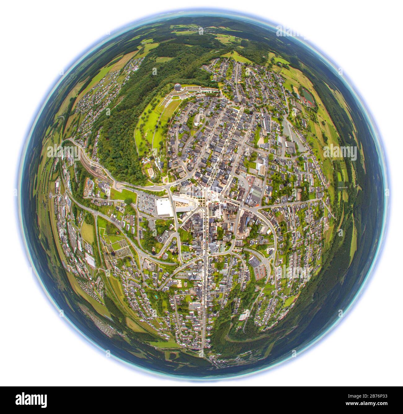 , centro città di Winterberg con Oversum Vital Resort, 21.07.2012, vista aerea, Germania, Nord Reno-Westfalia, Sauerland, Winterberg Foto Stock