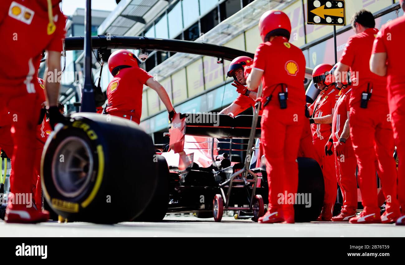 Il team Ferrari ha provato un cambio di pneumatici in pit lane prima del Gran Premio di Formula uno australiano Foto Stock