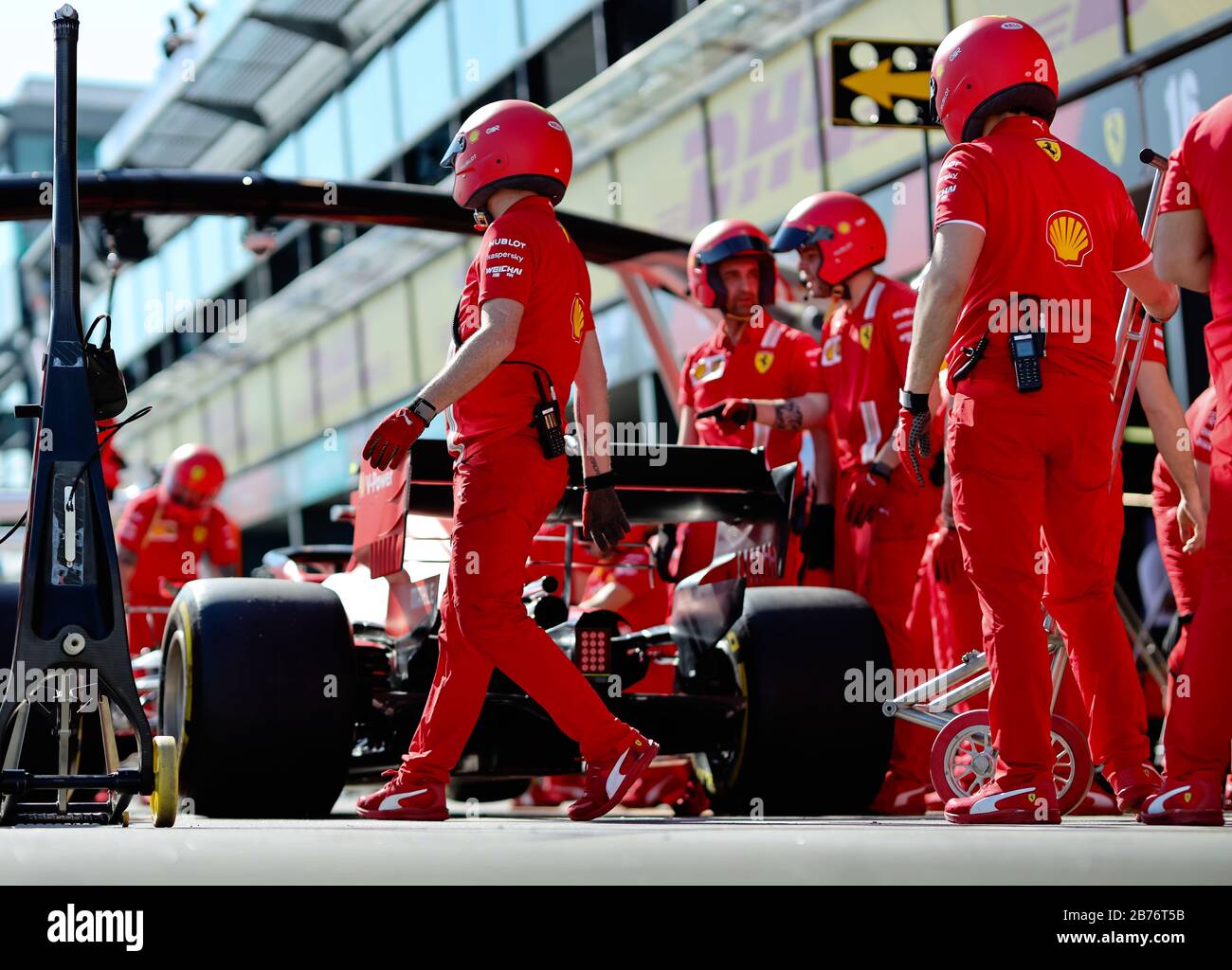 Il team Ferrari ha provato un cambio di pneumatici in pit lane prima del Gran Premio di Formula uno australiano Foto Stock