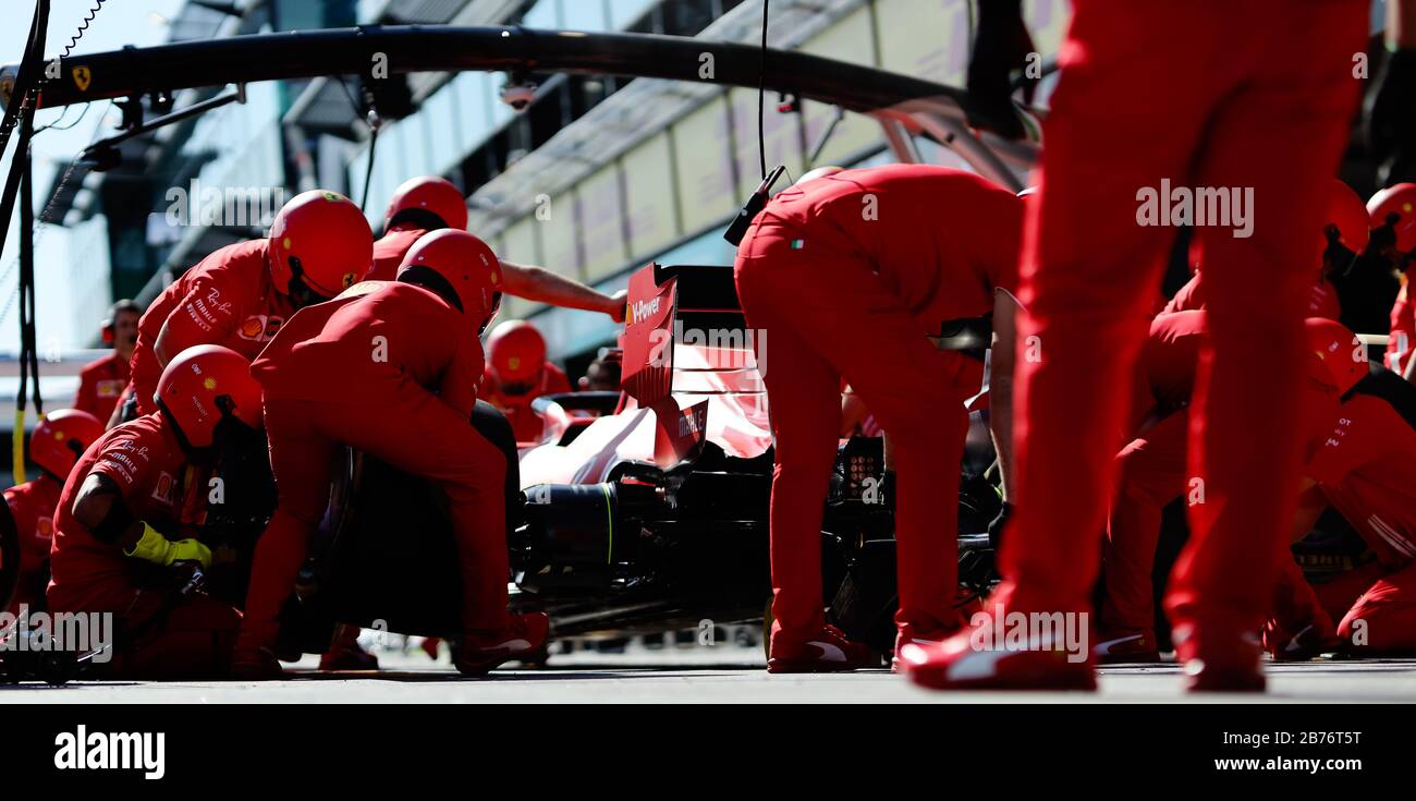 Il team Ferrari ha provato un cambio di pneumatici in pit lane prima del Gran Premio di Formula uno australiano Foto Stock
