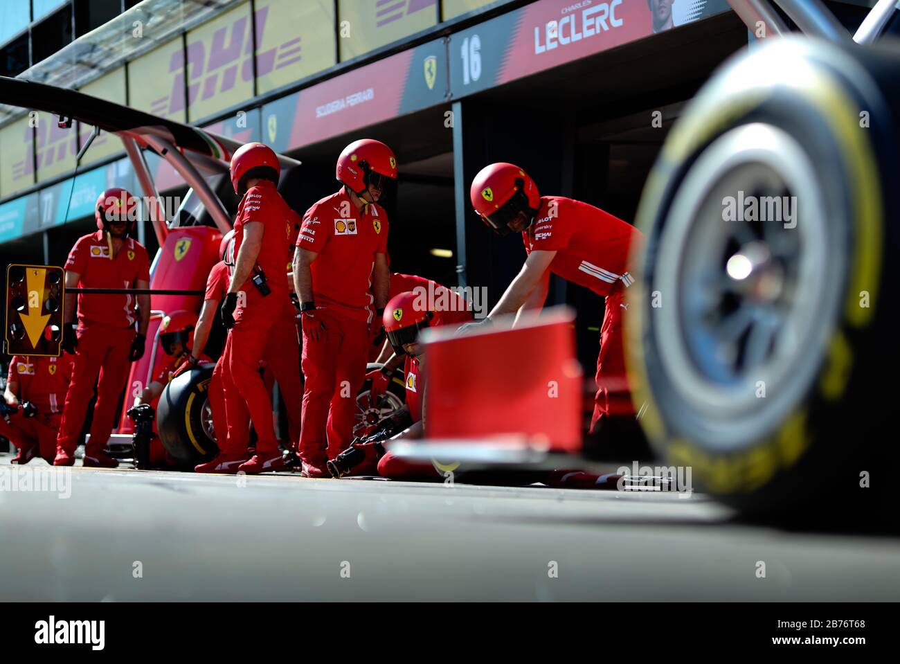Il team Ferrari ha provato un cambio di pneumatici in pit lane prima del Gran Premio di Formula uno australiano Foto Stock