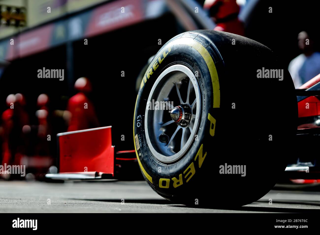 Il team Ferrari ha provato un cambio di pneumatici in pit lane prima del Gran Premio di Formula uno australiano Foto Stock