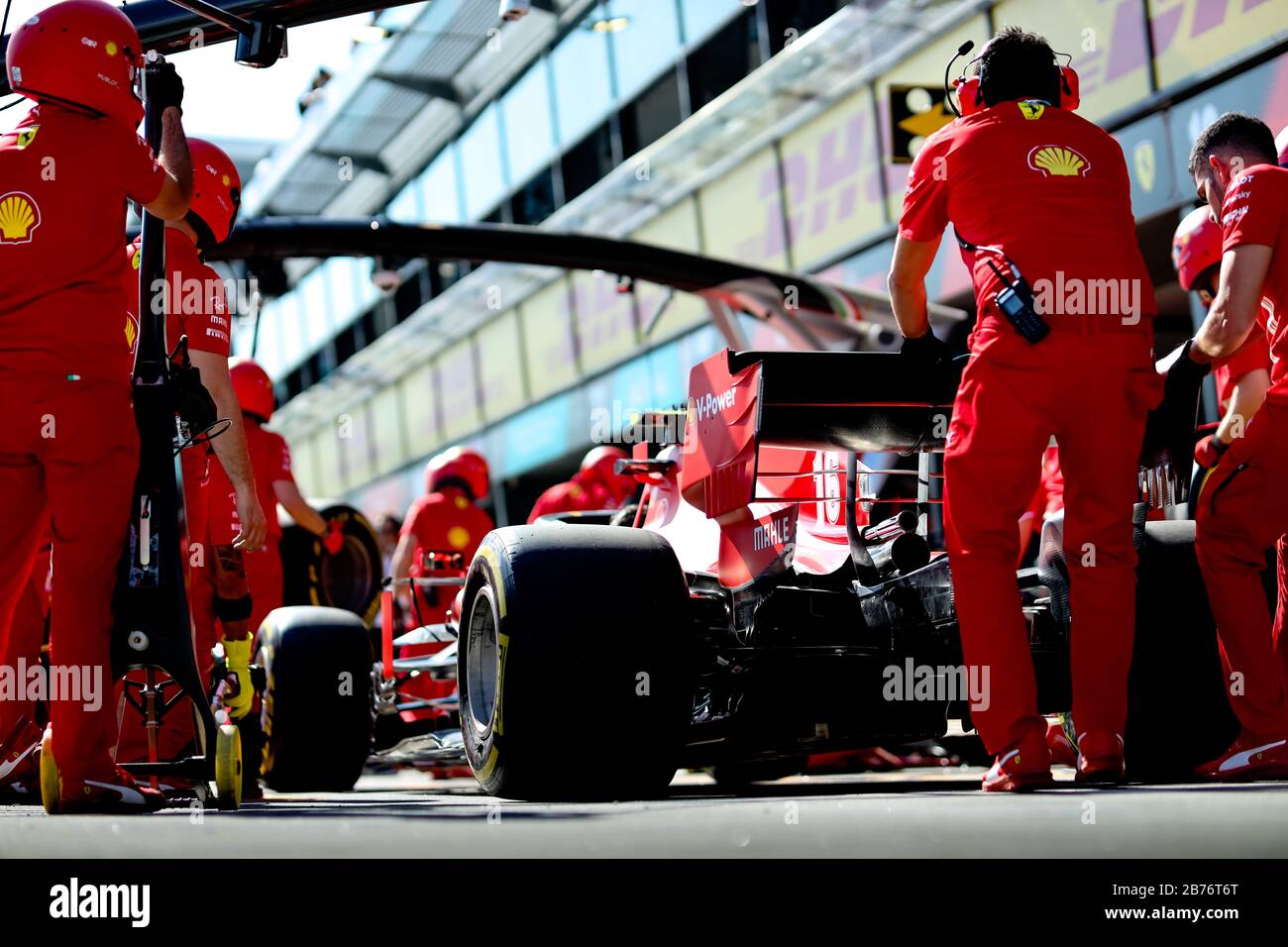 Il team Ferrari ha provato un cambio di pneumatici in pit lane prima del Gran Premio di Formula uno australiano Foto Stock