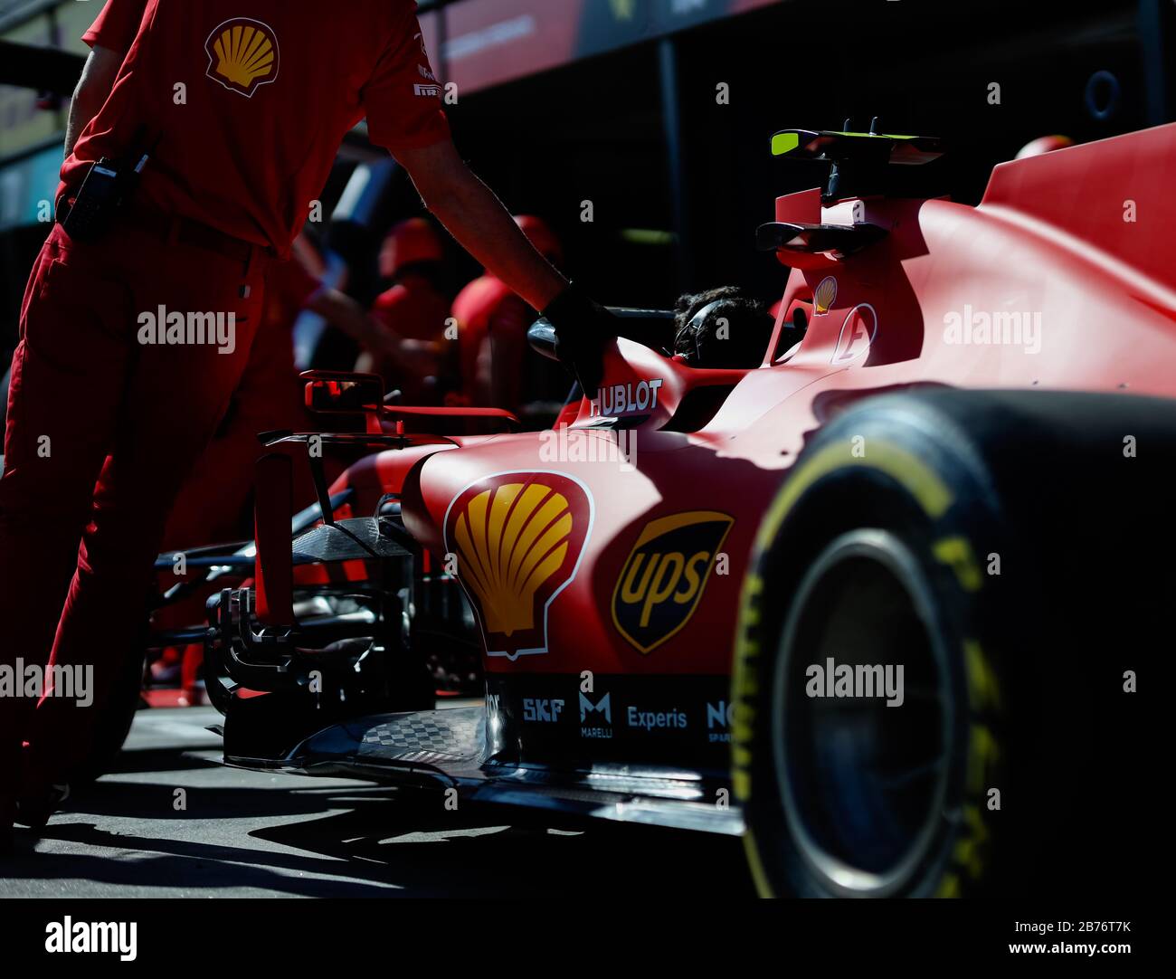 Il team Ferrari ha provato un cambio di pneumatici in pit lane prima del Gran Premio di Formula uno australiano Foto Stock