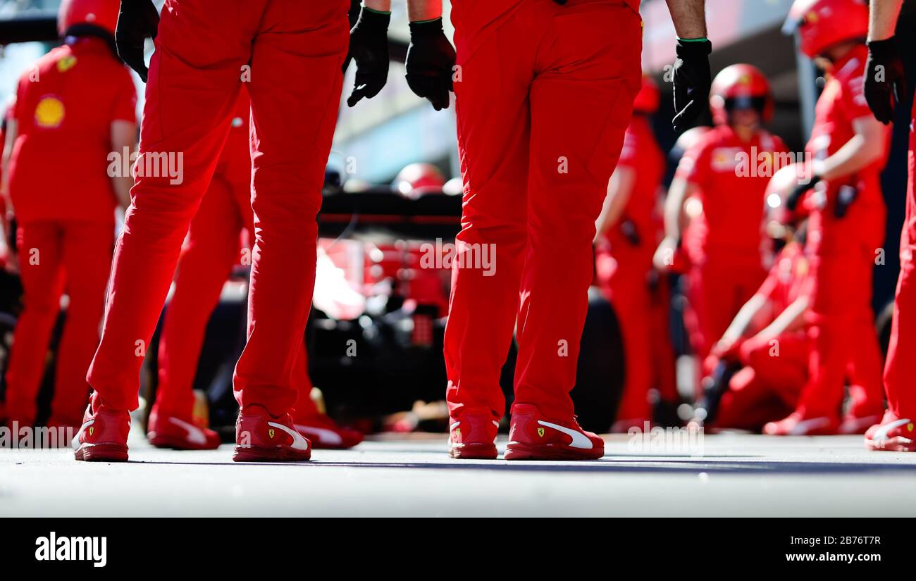 Il team Ferrari ha provato un cambio di pneumatici in pit lane prima del Gran Premio di Formula uno australiano Foto Stock