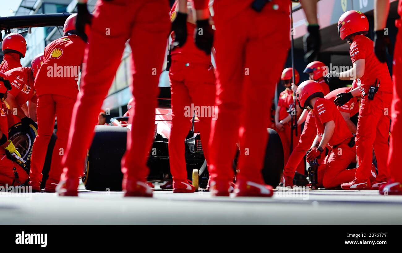 Il team Ferrari ha provato un cambio di pneumatici in pit lane prima del Gran Premio di Formula uno australiano Foto Stock