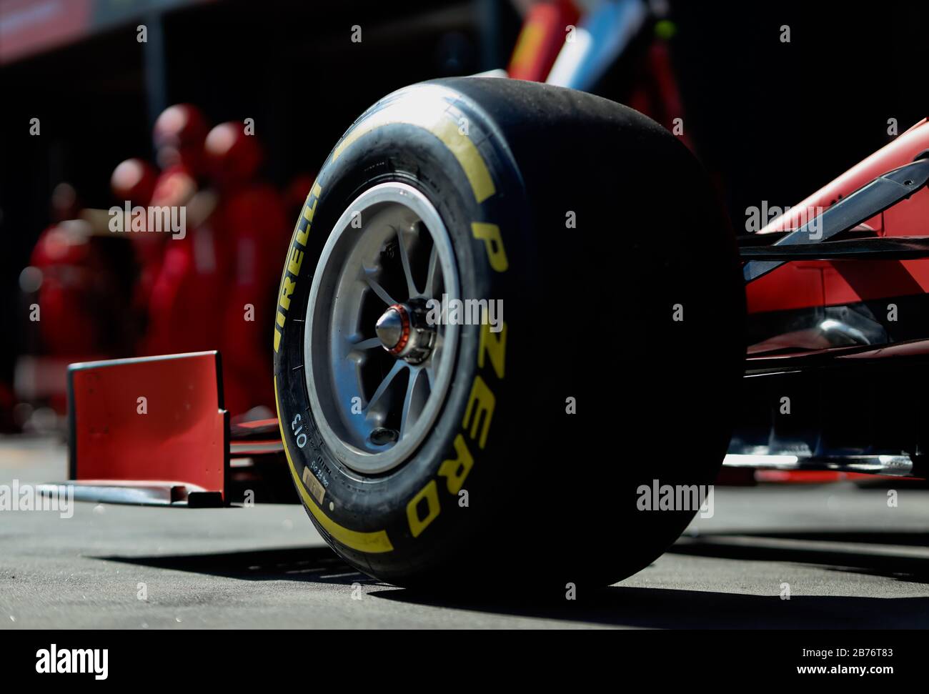 Il team Ferrari ha provato un cambio di pneumatici in pit lane prima del Gran Premio di Formula uno australiano Foto Stock