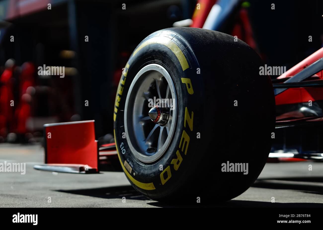 Il team Ferrari ha provato un cambio di pneumatici in pit lane prima del Gran Premio di Formula uno australiano Foto Stock