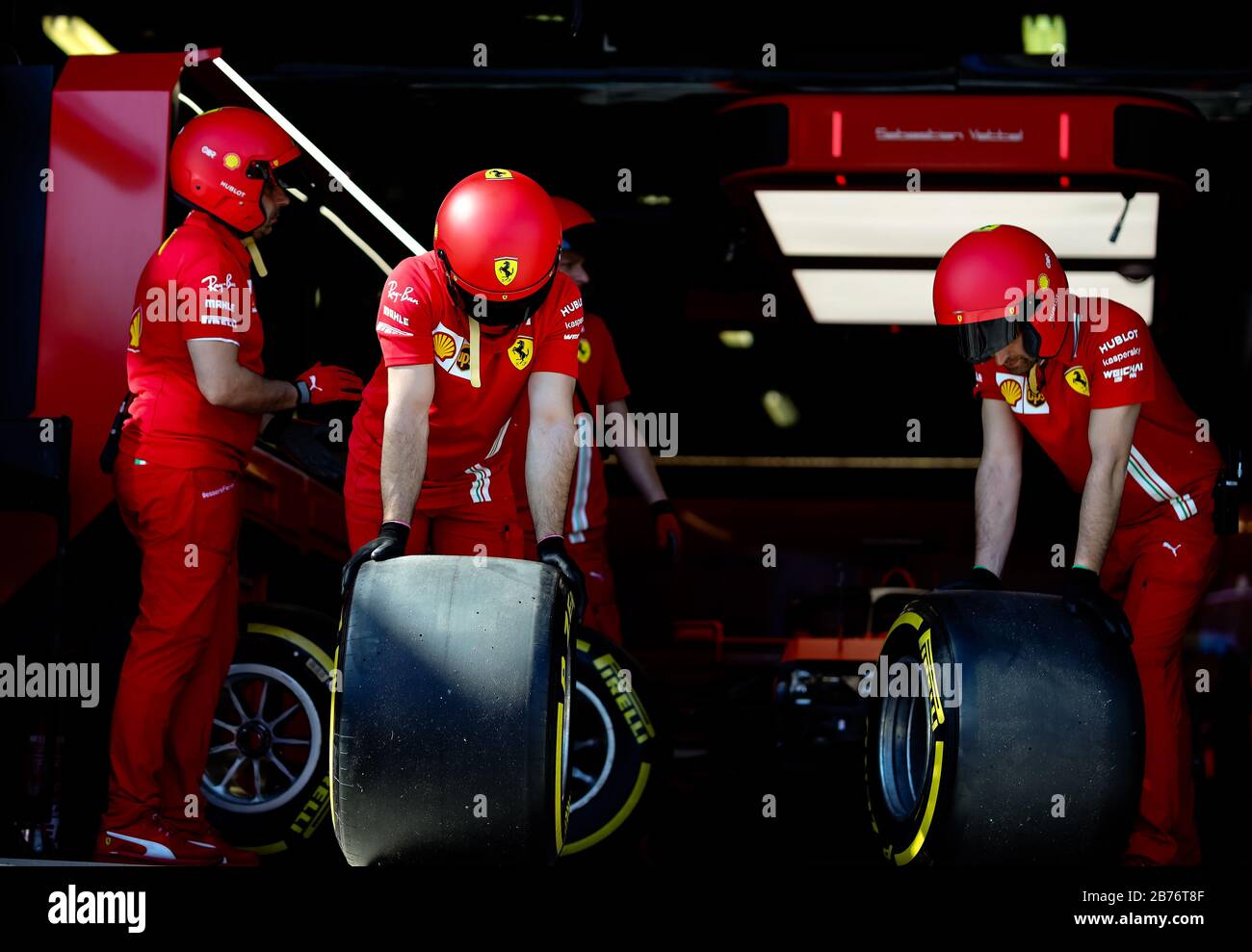 Il team Ferrari ha provato un cambio di pneumatici in pit lane prima del Gran Premio di Formula uno australiano Foto Stock