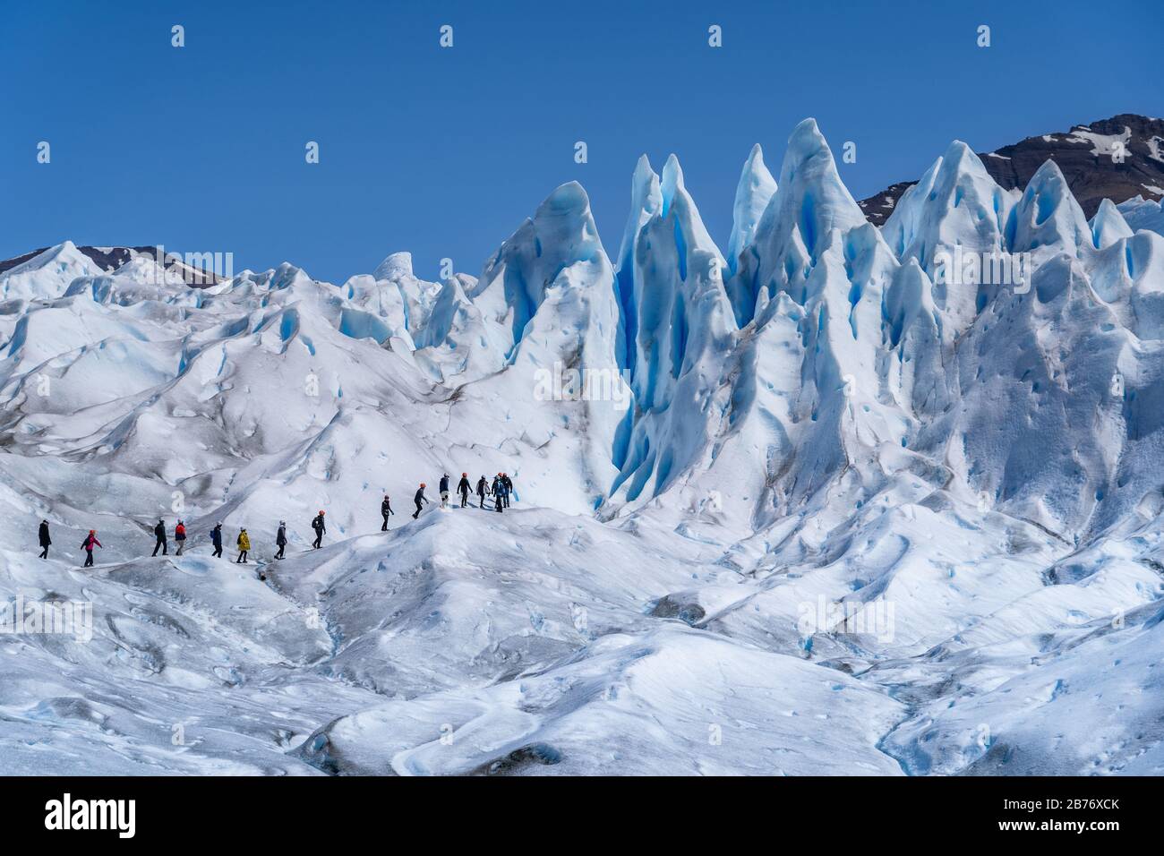 Turisti trekking sul ghiacciaio Perito Moreno nel Parco Nazionale Los Glaciares vicino a El Calafate in Argentina, Patagonia, Sud America. Foto Stock