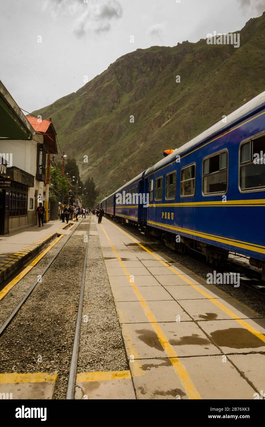 Ollantaytambo, Perù - 19 gennaio 2017: Stazione ferroviaria di Ollantaytambo ad Aguas Calientes con persone che camminano nella parte posteriore Foto Stock