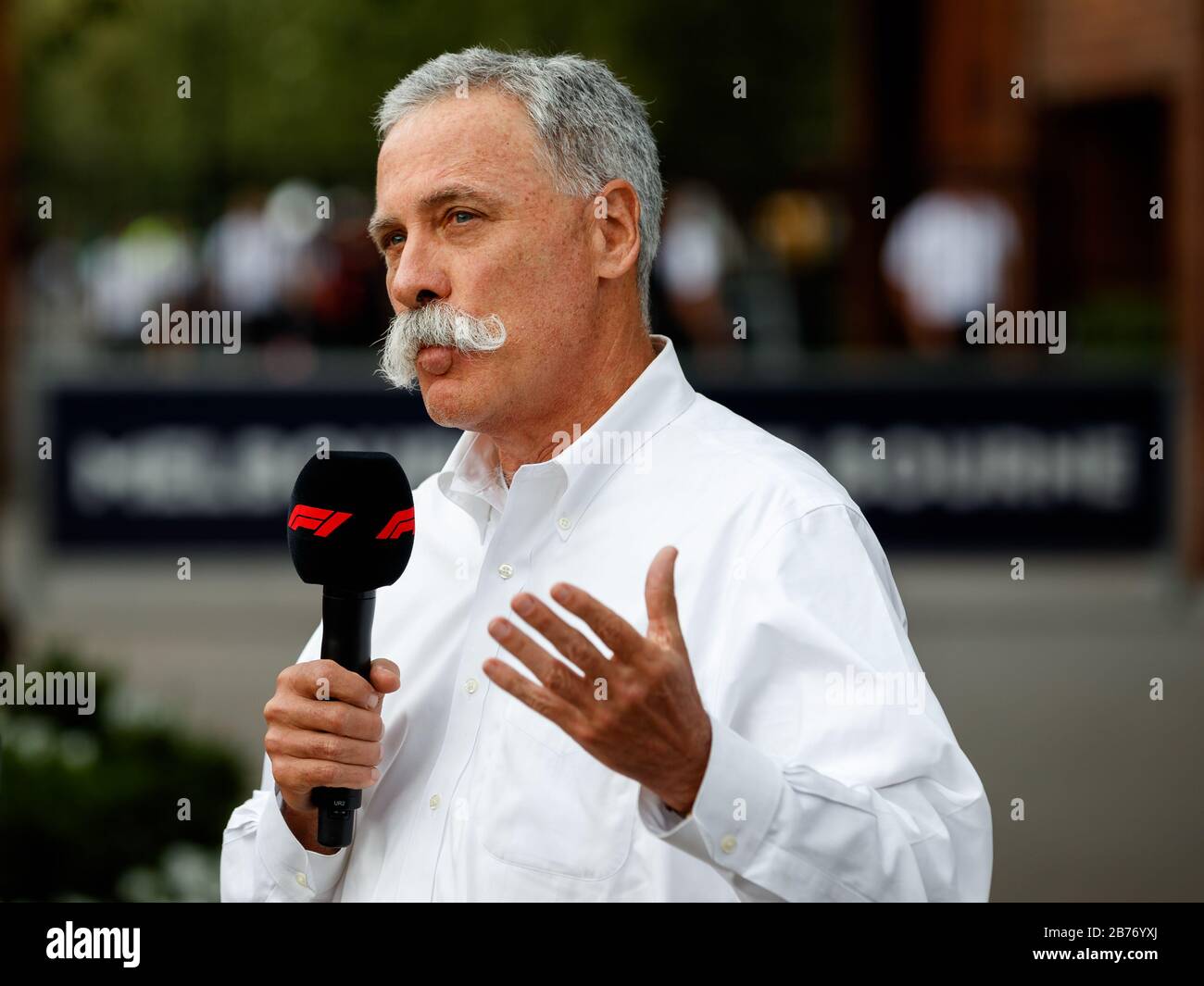 Chase Carey nel corso di una conferenza stampa a seguito della cancellazione del Gran Premio australiano di Formula uno 2020 in mezzo a Corona Virus (COVID-19) preoccupazioni. Foto Stock