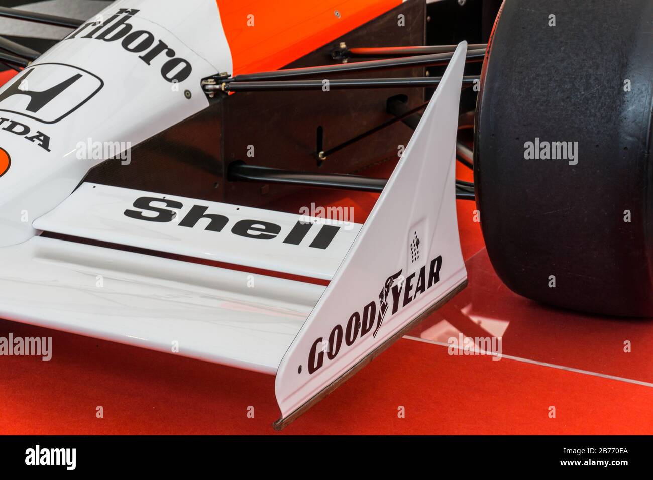 Primo piano dettaglio di una McLaren Honda MP4/7 nella Honda Collection Hall di Suzuka, Giappone, con una MP4-5 in background. Foto Stock