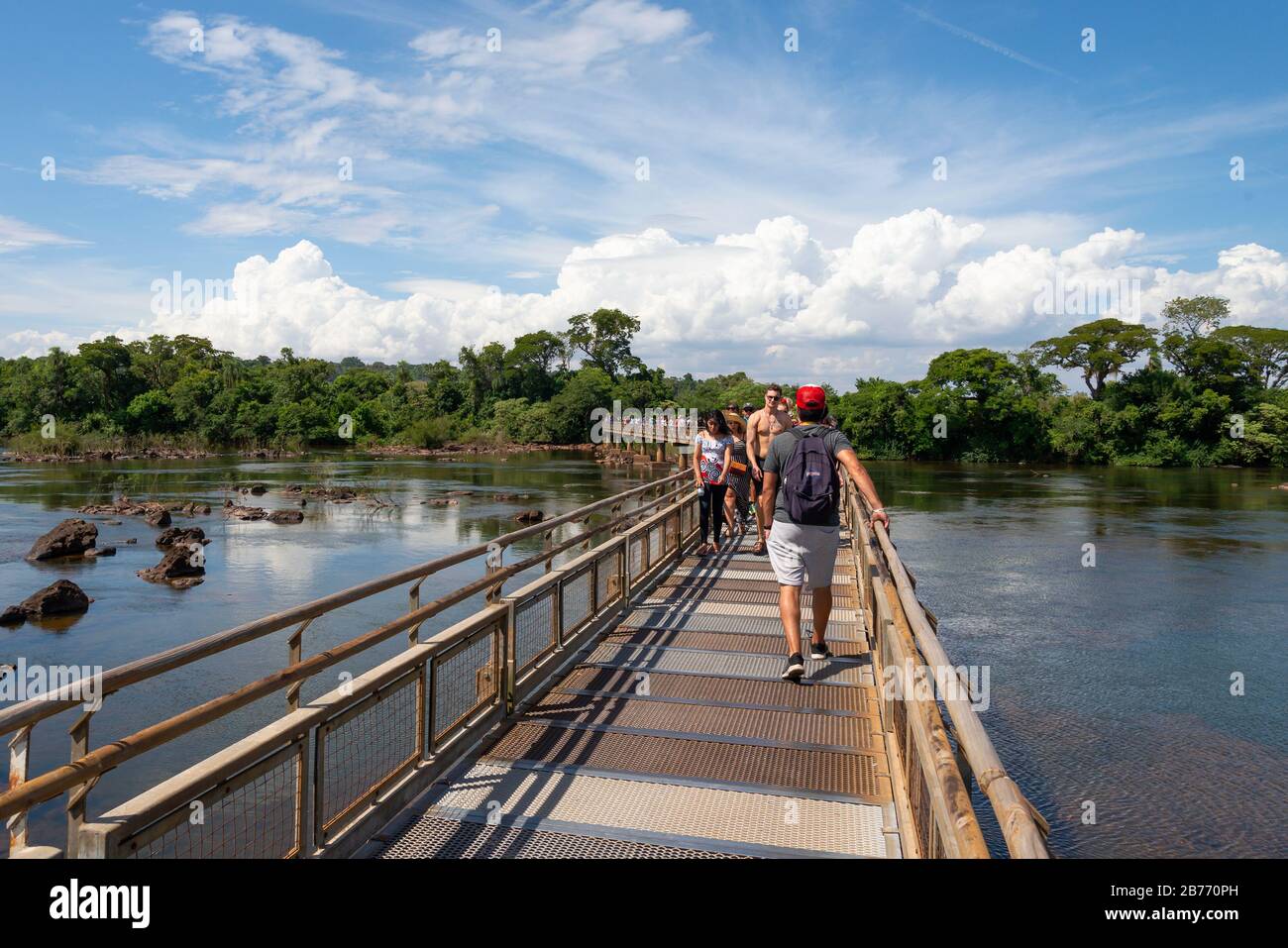 Passerella in legno costruita sull'acqua nel Parco Nazionale di Iguazu nel lato argentino con turisti a piedi. Puerto Iguazu, Argentina. Foto Stock