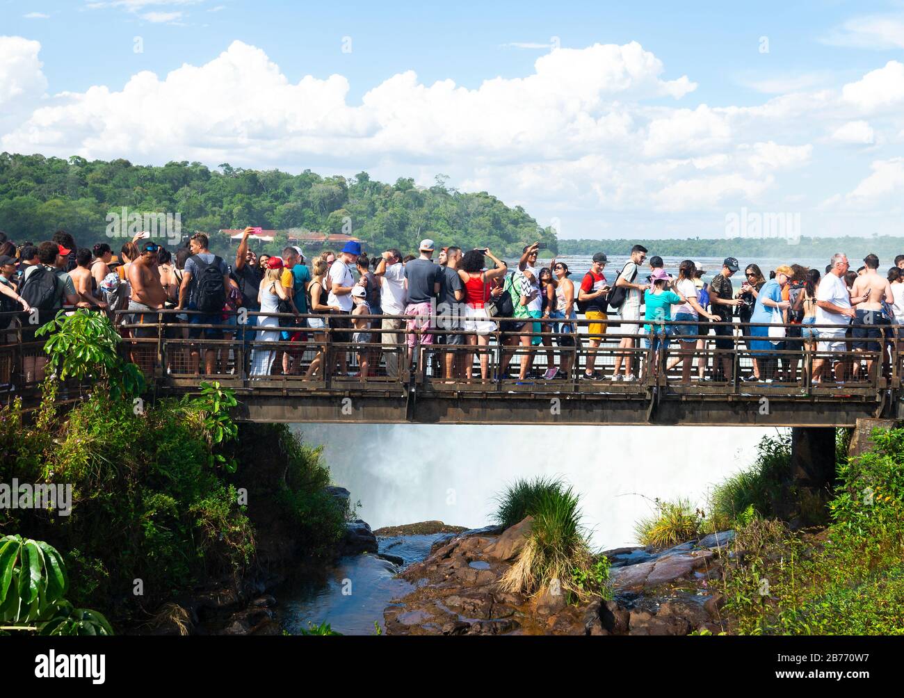 Oltre il turismo alle cascate di Iguassu, Puerto Iguazu, Argentina a causa delle vacanze. Innumerevoli turisti in un ponte pedonale che guarda alla caduta della Gola del Diavolo. Foto Stock