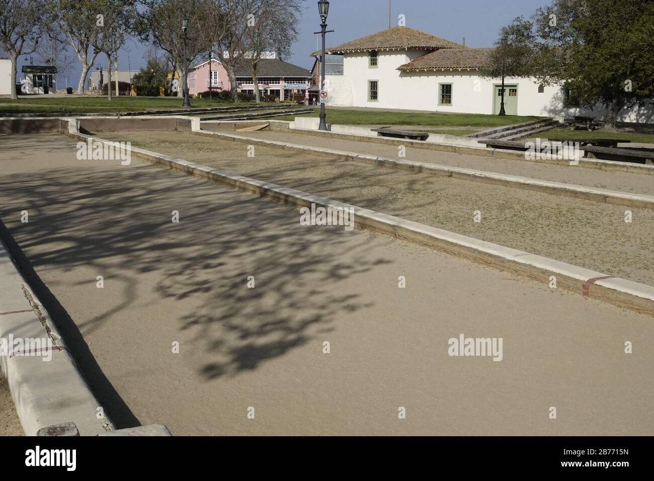 Monterey, California, Stati Uniti. 13 Marzo 2020. Monterey, praticamente vuoto di turisti dopo l'annuncio del presidente Trump di una 'emergenza nazionale' a causa della pandemia di Coronavirus, qui illustrato id il 'boule' parco completamente vuoto di giocatori Credit: Motofoto/Alamy Live News Foto Stock