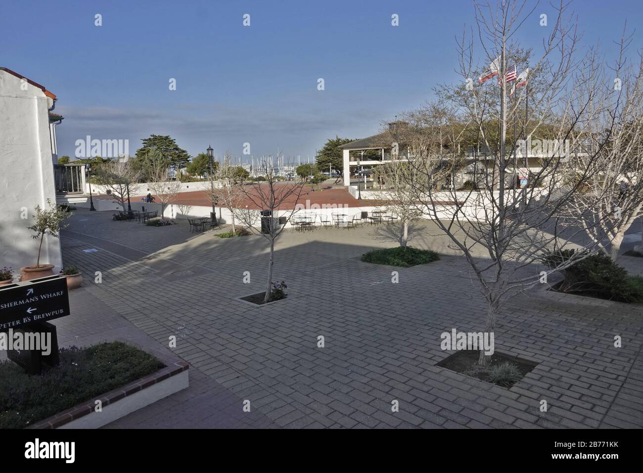 Monterey, California, Stati Uniti. 13 Marzo 2020. Monterey, praticamente vuoto di turisti dopo l'annuncio da parte del presidente Trump di una 'emergenza nazionale' a causa della pandemia di Coronavirus, qui è raffigurato un vuoto Dogana House Plaza, normalmente brulicante di vita di lavoratori e turisti. Credit: Motofoto/Alamy Live News Foto Stock