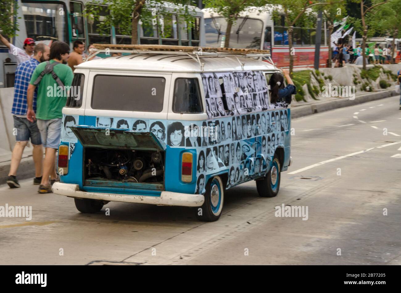 BUENOS AIRES, ARGENTINA - 24 MARZO 2016: Van plotted con i volti del desapparso durante la Giornata Nazionale della memoria, della verità e della Giustizia che reca Foto Stock