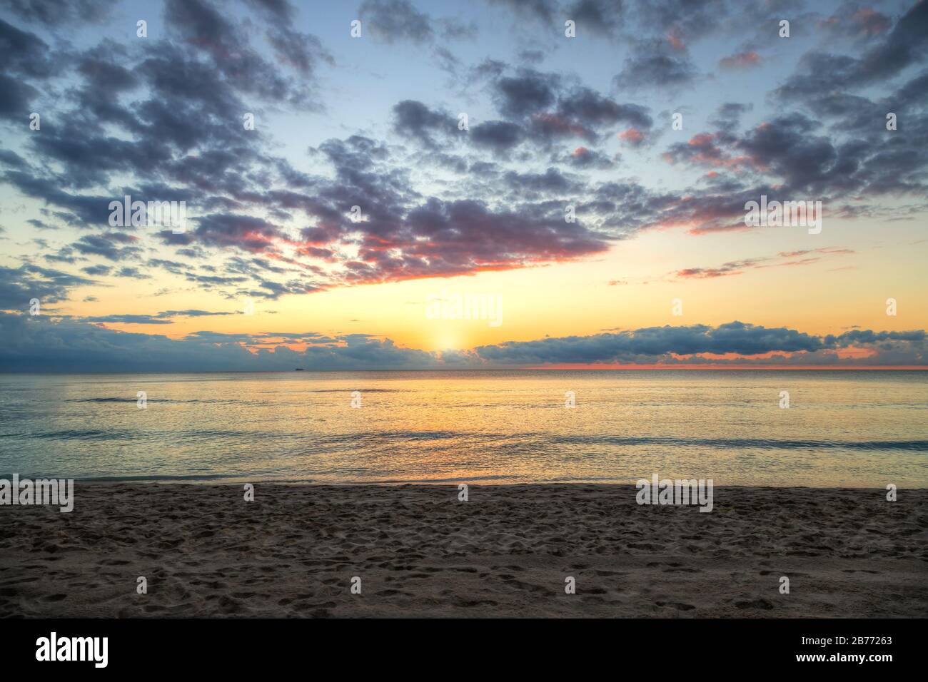 Bella alba sulla spiaggia di Cancun, Messico, con riflessi dorati sul Mar dei Caraibi. Foto Stock