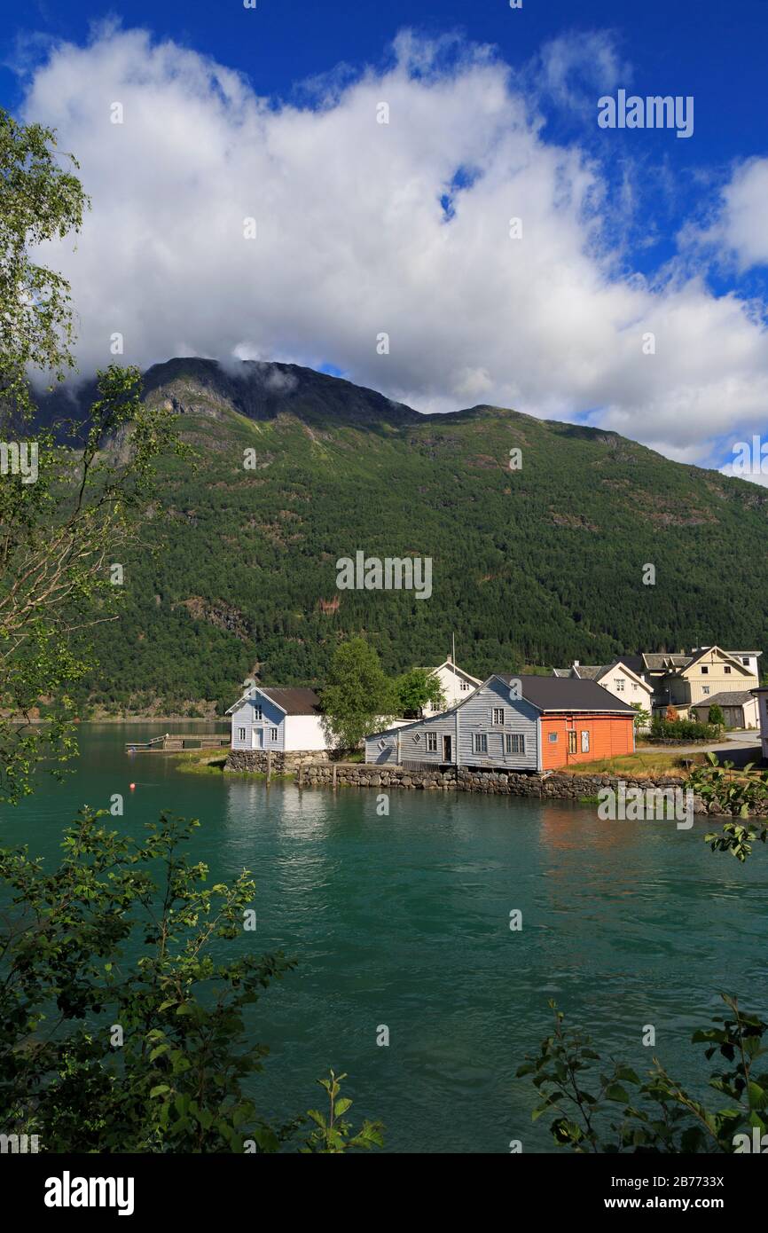 Gli edifici & Eidselvi River, Skjolden Village, Sognefjord, Sogn og Fjordane County, Norvegia Foto Stock