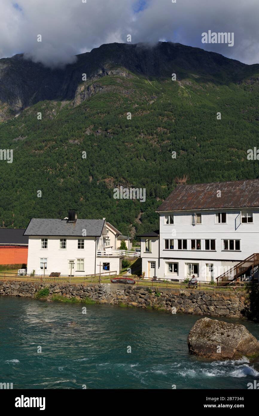 Gli edifici & Eidselvi River, Skjolden Village, Sognefjord, Sogn og Fjordane County, Norvegia Foto Stock