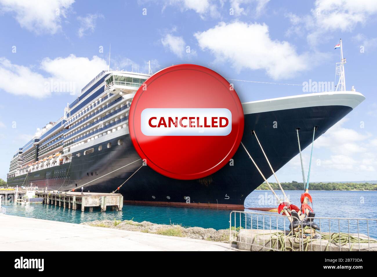 Nave da crociera ormeggiata nel porto sorled con segno di stop che mostra chiamato a causa del virus corona o covid-19 pandemic Foto Stock