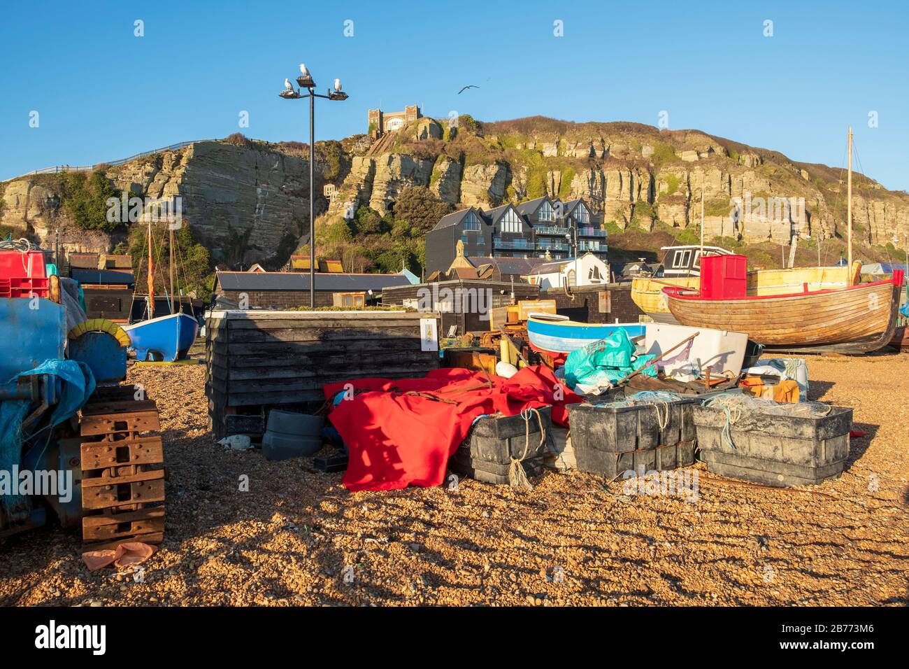 Hastings Old Town Stade pesca barca spiaggia, Maritime Heritage Quarter con vecchie barche da pesca in attesa di ristrutturazione a Rock-a-Nore, East Sussex, Regno Unito Foto Stock