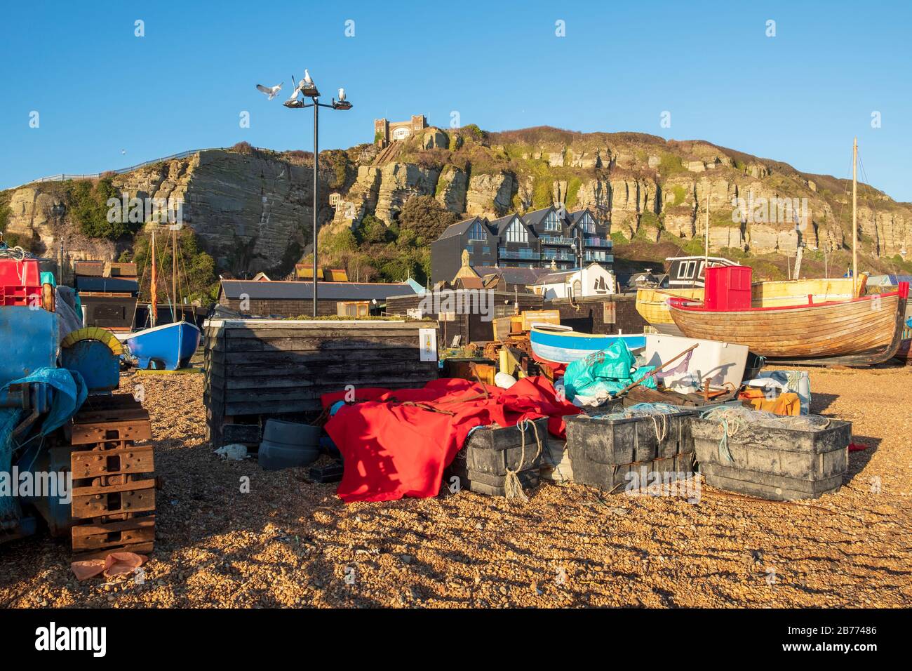 Hastings Old Town Stade pesca barca spiaggia, Maritime Heritage Quarter con vecchie barche da pesca in attesa di ristrutturazione a Rock-a-Nore, East Sussex, Regno Unito Foto Stock