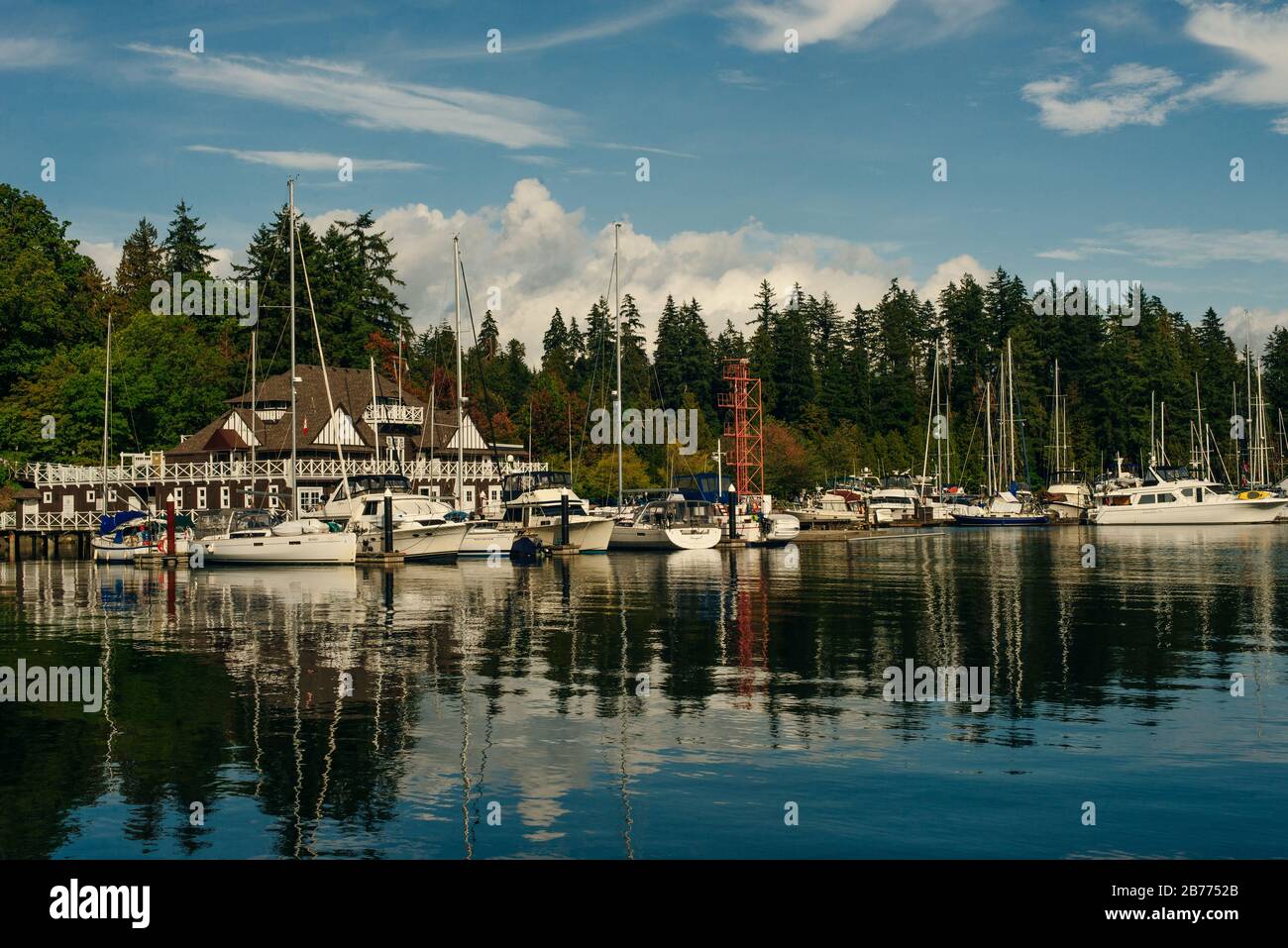 Vista dello skyline di Vancouver e di Burrard Inlet da Stanley Park in autunno, Vancouver, British Columbia - settembre 2019 Foto Stock