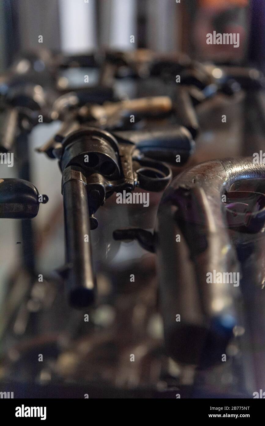 Gruppo di pistole antiche sottoesposte per un'atmosfera teatrale Foto Stock