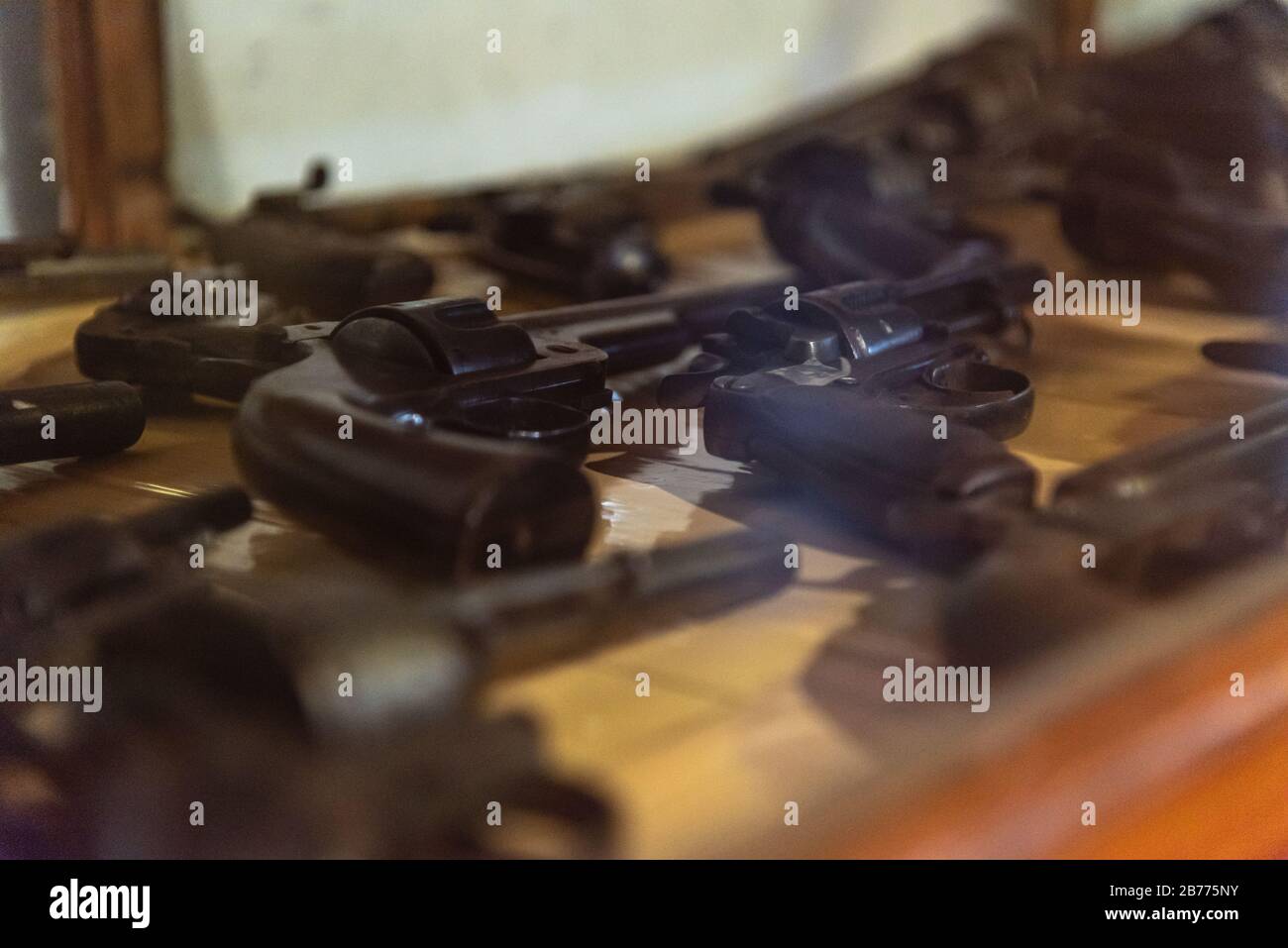 Gruppo di pistole antiche sottoesposte per un'atmosfera teatrale Foto Stock