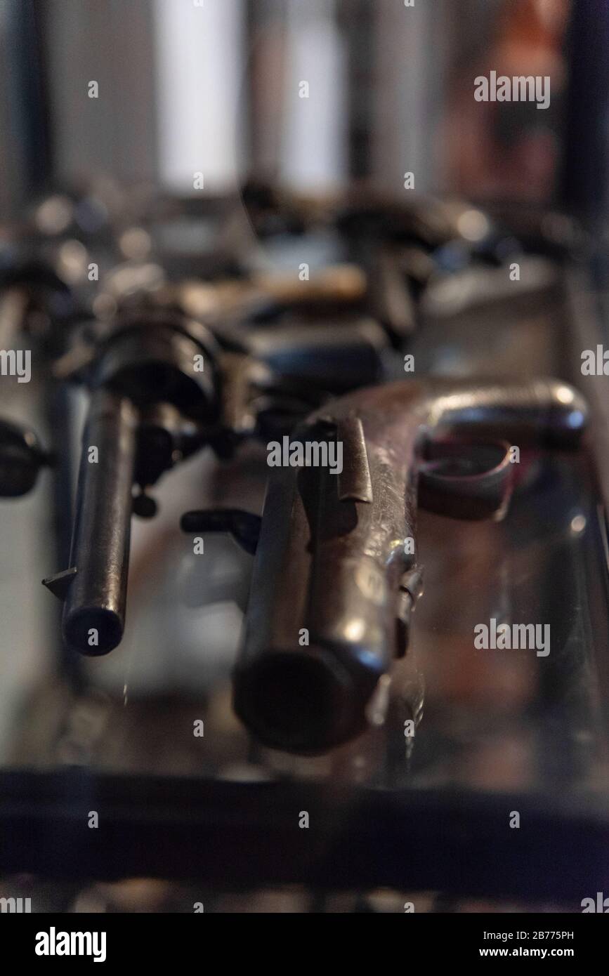 Gruppo di pistole antiche sottoesposte per un'atmosfera teatrale Foto Stock