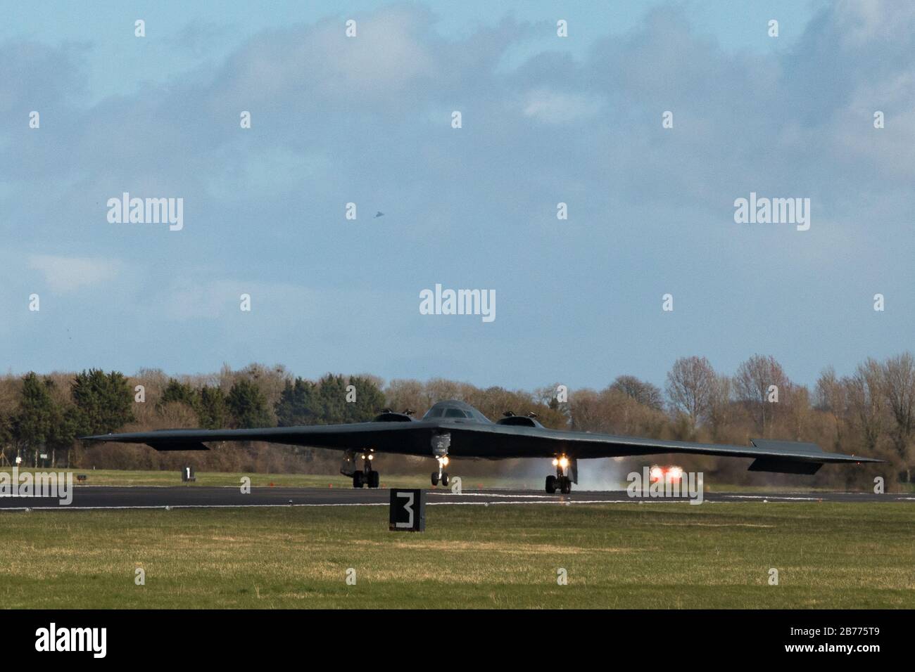 Un bomber Stealth B-2 Spirit, assegnato alla base dell'aeronautica Whiteman, Missouri, atterra a RAF Fairford, Inghilterra, il 12 marzo 2020. Il velivolo viene utilizzato come parte della Bomber Task Force Europe, che verifica la disponibilità degli Airmen e delle attrezzature che lo supportano, nonché la loro capacità collettiva di operare in località di andata. Il comando strategico degli Stati Uniti conduce regolarmente tali operazioni in tutto il mondo per dimostrare l'impegno degli Stati Uniti nella difesa collettiva, poiché questi velivoli, gli Airmen e le attrezzature di supporto chiave della Whiteman Air Force base, Missouri, si integrano con i comandi del combatante geografico operati Foto Stock