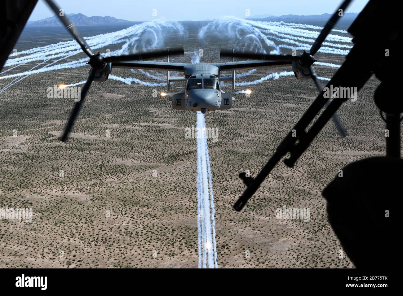 Un corpo marino statunitense MV-22B Osprey assegnato al mezzo marino Tiltrotor Squadron 164, spara pula e fiamme durante un recupero tattico di aeromobili e missione di addestramento del personale, in Arizona, 5 marzo 2020. Queste missioni di formazione sono il modo in cui il corpo marino si integra nel recupero congiunto del personale. Durante la missione di formazione due A-10 Thunderbolt II di DM hanno agito come coordinatore della missione di recupero e scorta di salvataggio per gli OSpreys MV-22B. (STATI UNITI Air Force foto di Senior Airman Cheyenne A. Powers) Foto Stock