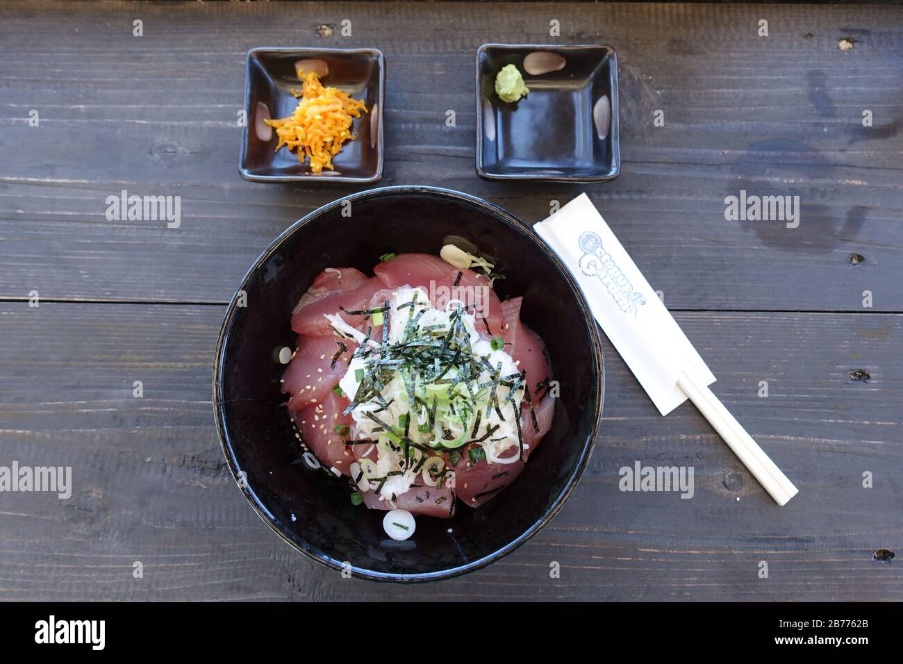 Okinawa Giappone - pranzo al tonno sashimi Foto Stock