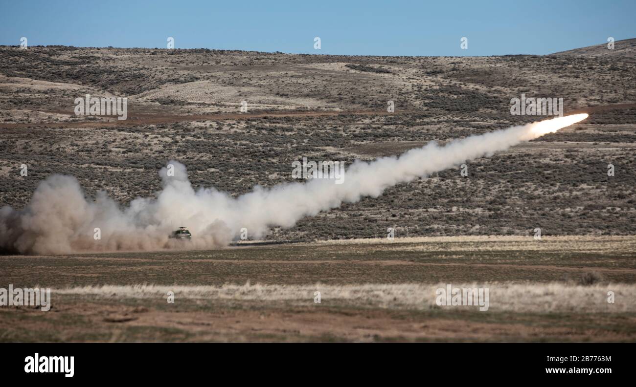 Un High Mobility Artillery Rocket System (HIMARS) da UNA batteria, 5° battaglione, 3° Field Artillery Regiment, 17° Field Artillery Brigade, lancia un razzo nel Yakima Training Center (YTC), Washington, durante una serie di qualificazione dal vivo al fuoco il 11 marzo 2020. YTC è un centro di addestramento strategicamente posizionato a circa 150 miglia a sud-est della base congiunta Lewis-McChord che fornisce I Soldati del 17 fa Bde. La capacità di condurre le esercitazioni in tensione del fuoco e di simulare l'addestramento realistico. (STATI UNITI Foto dell'esercito dello Staff Sgt. Kyle Larsen.) Foto Stock