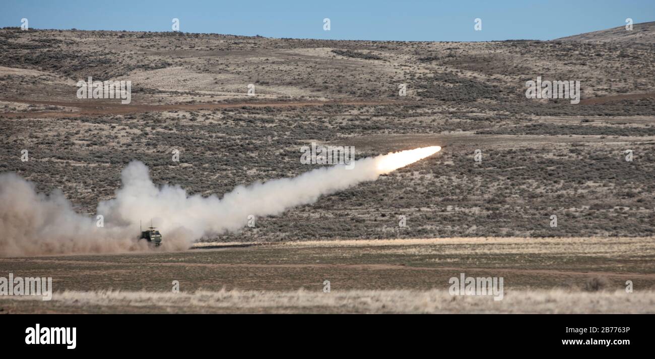 Un High Mobility Artillery Rocket System (HIMARS) da UNA batteria, 5° battaglione, 3° Field Artillery Regiment, 17° Field Artillery Brigade, lancia un razzo nel Yakima Training Center (YTC), Washington, durante una serie di qualificazione dal vivo al fuoco il 11 marzo 2020. YTC è un centro di addestramento strategicamente posizionato a circa 150 miglia a sud-est della base congiunta Lewis-McChord che fornisce I Soldati del 17 fa Bde. La capacità di condurre le esercitazioni in tensione del fuoco e di simulare l'addestramento realistico. (STATI UNITI Foto dell'esercito dello Staff Sgt. Kyle Larsen.) Foto Stock