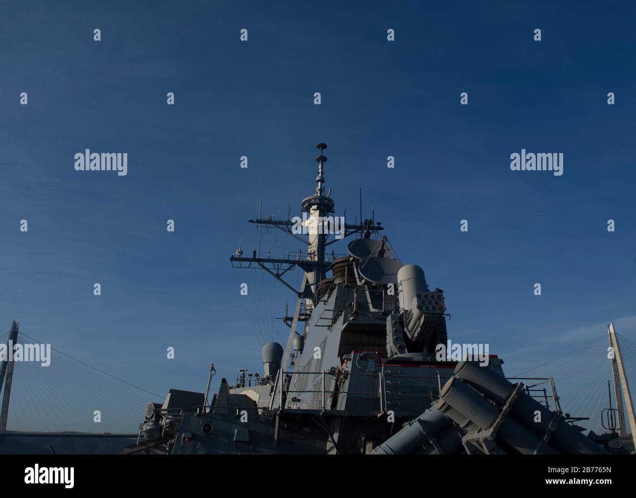 200303-N-CJ510-0056 MARE NERO (3 marzo 2020) – Il cacciatorpediniere missilistico guidato di classe Arleigh USS Ross (DDG 71) naviga lungo il tragitto verso il Mar Mediterraneo, 3 marzo 2020. Ross, in avanti-schierato a Rota, Spagna, è sulla sua nona pattuglia nella 6th Fleet area degli Stati Uniti di operazioni a sostegno degli interessi di sicurezza nazionale degli Stati Uniti in Europa e Africa. (STATI UNITI Navy photo di Mass Communication Specialist terza Classe Andrea Rumple/Released) Foto Stock