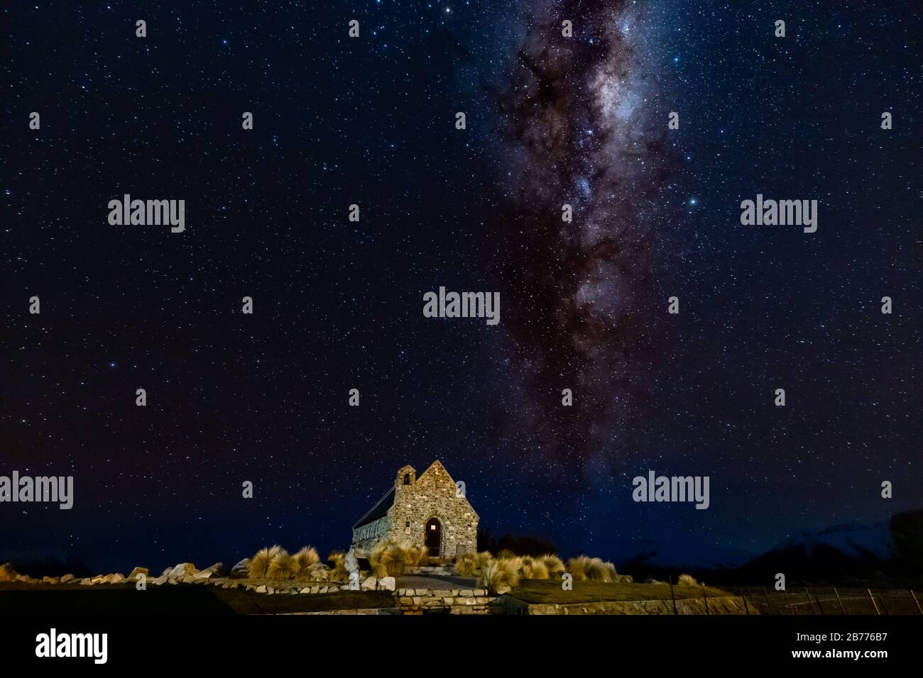 Milky Way presso la Chiesa Del Buon Pastore Lago Tekapo Nuova Zelanda Foto Stock