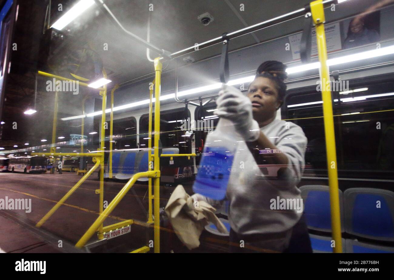 St. Louis, Stati Uniti. 13 Marzo 2020. Stacy Loggins, Supervisore dei servizi janitorial, pulisce un autobus Metro che è appena tornato per la giornata, nel tentativo di frenare il virus Covad-13 a St. Louis Venerdì, 13 marzo 2020. Lo Stato del Missouri ha quattro casi confermati di virus Covid-19. Foto di Bill Greenblatt/UPI Credit: UPI/Alamy Live News Foto Stock