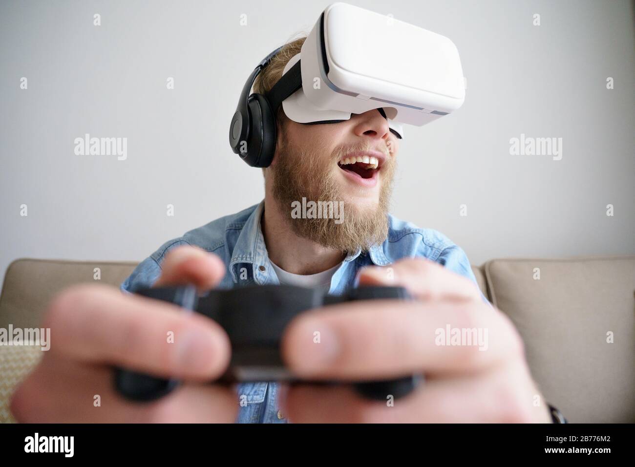 Giovane uomo in vr visore giocare video gioco realtà virtuale concetto copy space. Foto Stock