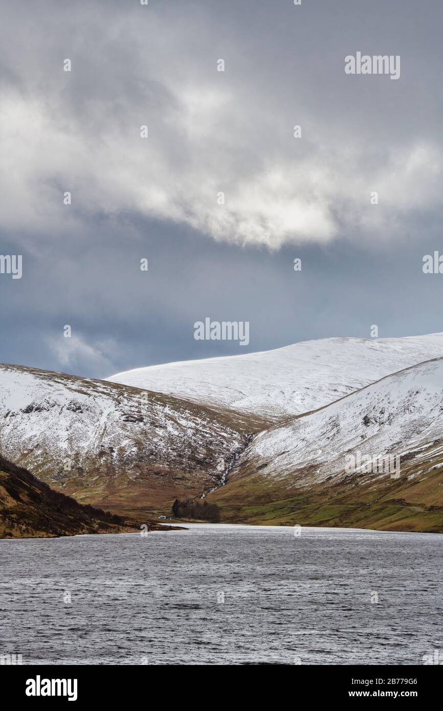 Nuvole tempestose sulla riserva di Megget e sulle montagne in inverno. Megget Valley. Confini scozzesi. Scozia Foto Stock