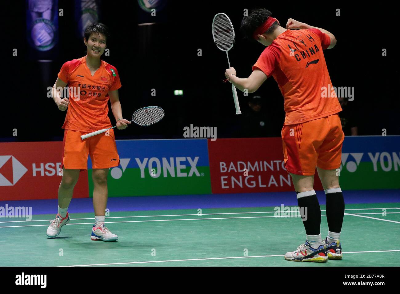 Birmingham. 13 Marzo 2020. China's Du Yue (L) e li Yinhui festeggiano la vittoria della partita finale del quartier generale doppio femminile con Mayu Matsumoto/Wakana Nagahara in tutto l'Inghilterra Badminton 2020 a Birmingham, in Gran Bretagna, il 13 marzo 2020. Credit: Tim Ireland/Xinhua/Alamy Live News Foto Stock