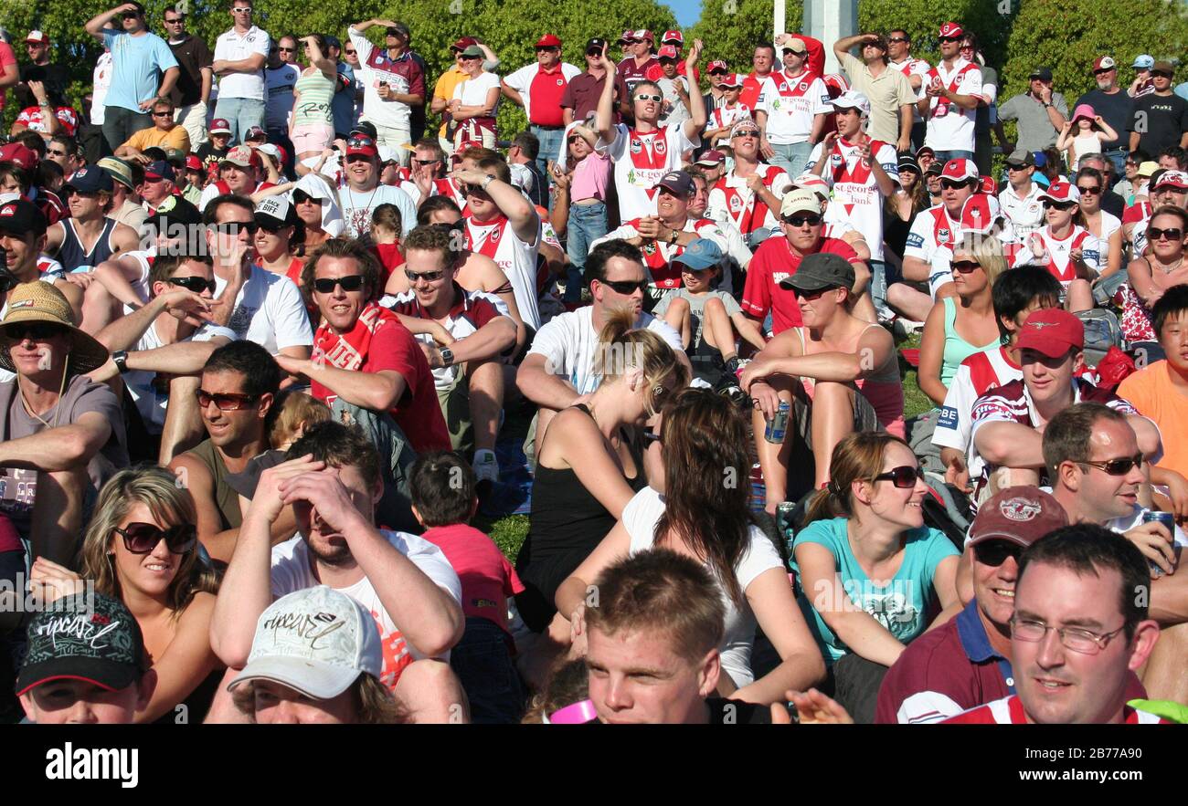 Tifosi di St George ad una partita di football, Sydney, New South Wales, Australia. Foto Stock