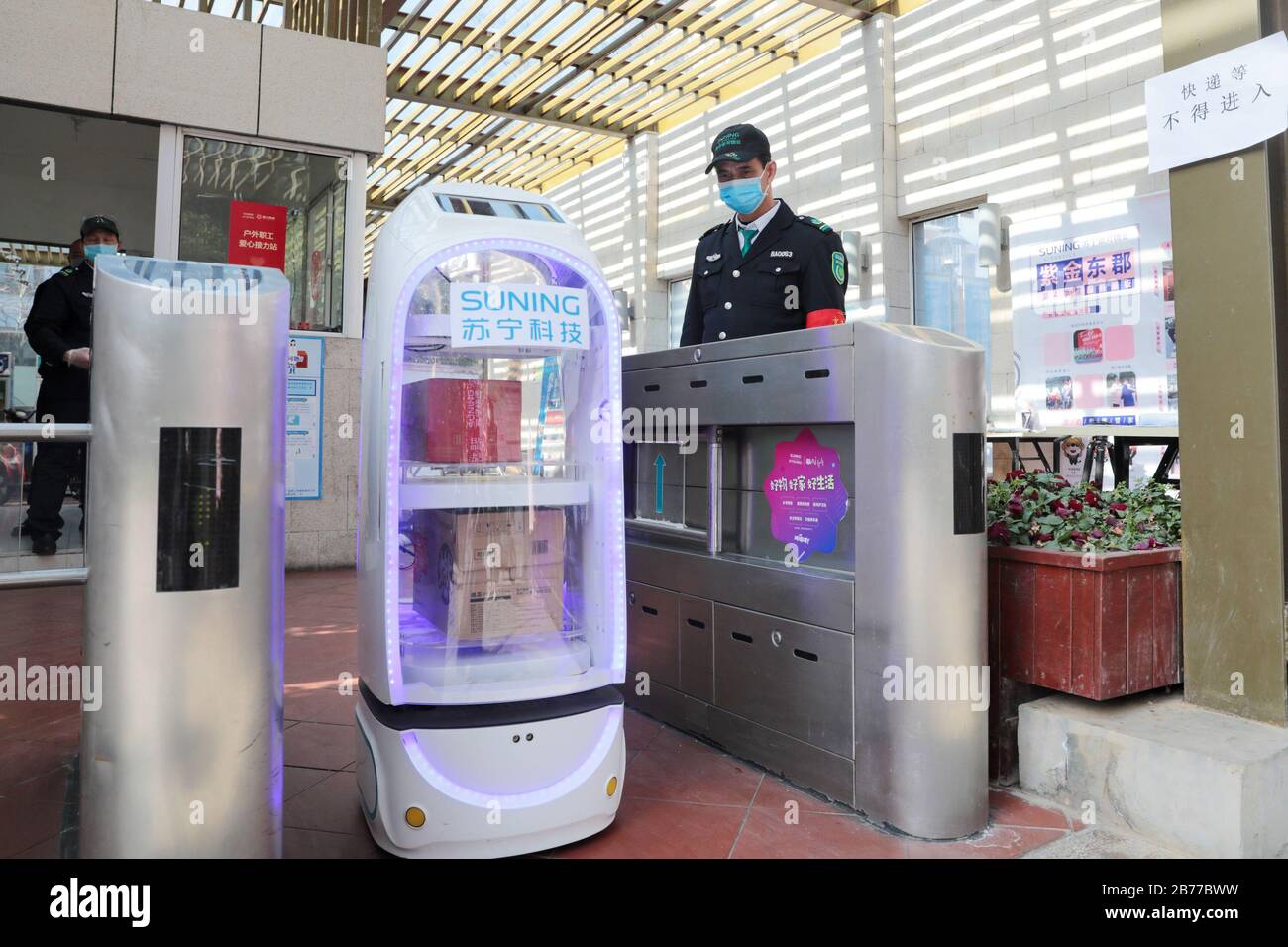 Nanchino. 14 Marzo 2020. Un robot della principale azienda cinese di e-commerce Suning.com consegna merci in un'area residenziale a Nanjing, nella provincia di Jiangsu della Cina orientale, 10 febbraio 2020. Credit: Xinhua/Alamy Live News Foto Stock