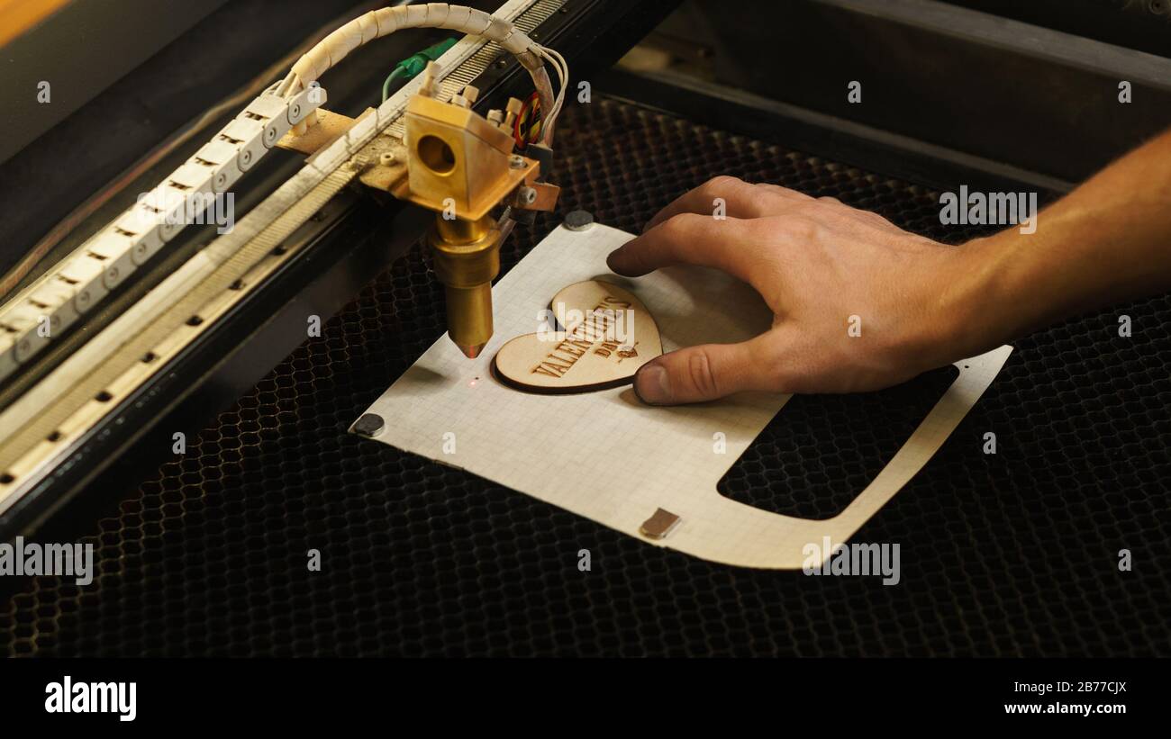 Incisore laser in legno immagini e fotografie stock ad alta risoluzione -  Alamy